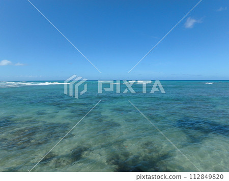 Shallow waters of Waikiki Shallow waters of Waikiki 112849820
