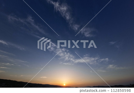 黎明的天空,雲層上有夢幻般的日出,初夏,超廣角,基於天空,230620am 黎明的天空,雲層上有夢幻般的日出,初夏,超廣角,基於天空,230620am 112850598