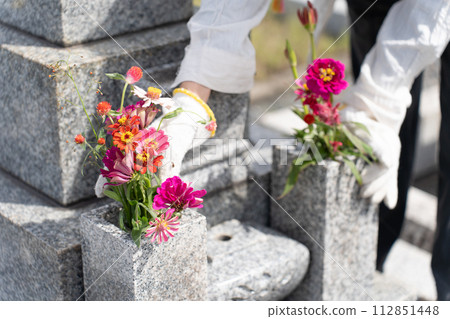 參觀墳墓高級女子向墳墓獻花 參觀墳墓高級女子向墳墓獻花 112851448
