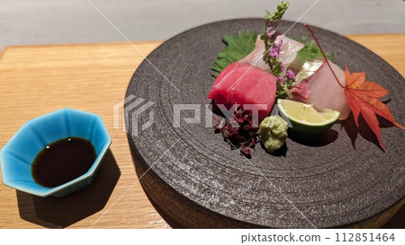 Assorted sashimi and soy sauce 112851464
