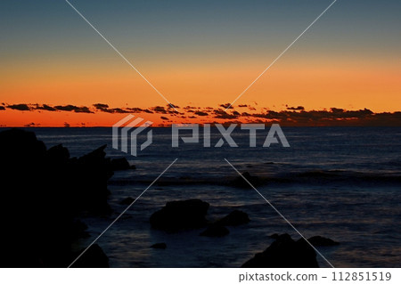 平磯海岸、常陸那珂市和太平洋白堊紀礁石上空的日出 112851519