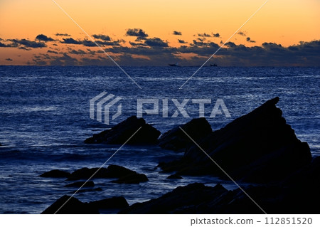 Sunrise over the Cretaceous reef of Hiraiso Coast, Hitachinaka City and the Pacific Ocean 112851520