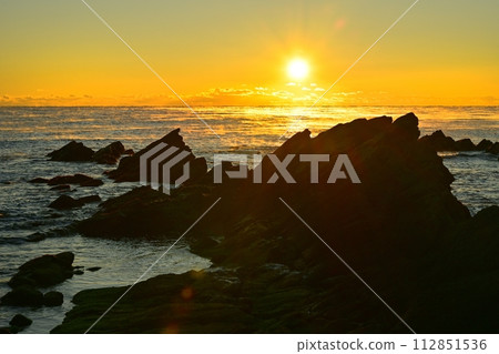 平磯海岸白堊紀珊瑚礁上空的薄霧太平洋上的日出 112851536