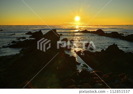 平磯海岸白堊紀珊瑚礁上空的薄霧太平洋上的日出 112851537