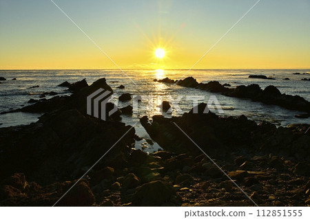 平磯海岸白堊紀珊瑚礁上空的薄霧太平洋上的日出 112851555