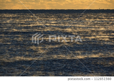 平磯海岸清晨陽光下的太平洋薄霧海面 112851560