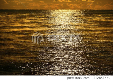 平磯海岸清晨陽光下的太平洋薄霧海面 平磯海岸清晨陽光下的太平洋薄霧海面 112851569