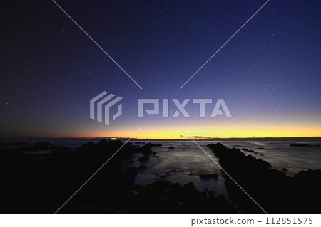 Cretaceous reef on Hiraiso coast, Pacific Ocean and starry sky 112851575