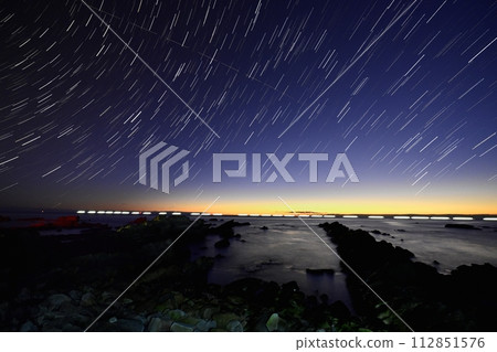 太平洋與平磯海岸白堊紀礁石上的星空（軌跡/合成） 112851576