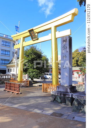 Golden torii gate and main hall of Kinjinja Shrine (Gifu) Golden torii gate and main hall of Kinjinja Shrine (Gifu) 112852170
