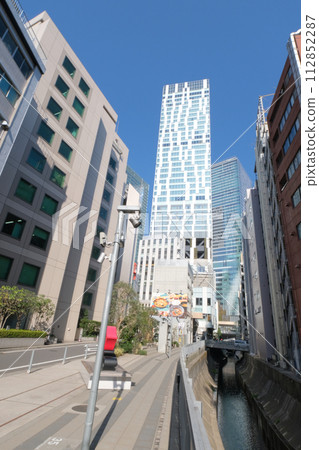 抬頭看澀谷建築物的城市景觀 抬頭看澀谷建築物的城市景觀 112852287