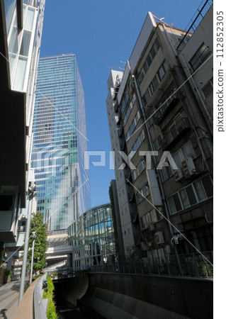 抬頭看澀谷建築物的城市景觀 抬頭看澀谷建築物的城市景觀 112852305