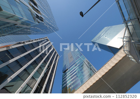 抬頭看澀谷建築物的城市景觀 112852320