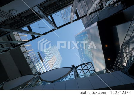 抬頭看澀谷建築物的城市景觀 112852324