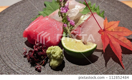 美味的生魚片拼盤 美味的生魚片拼盤 112852484