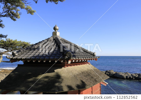 Rokkakudo, the symbol of Izura, Kitaibaraki City, Ibaraki Prefecture, stands quietly on the scenic and calm deep blue coastline of Ibaraki Prefecture. Rokkakudo, the symbol of Izura, Kitaibaraki City, Ibaraki Prefecture, stands quietly on the scenic and calm deep blue coastline of Ibaraki Prefecture. 112852562