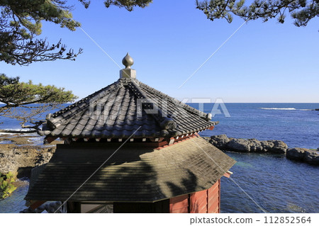 茨城縣北茨城市五浦市的象徵－六角堂，靜靜地矗立在茨城縣風景優美、風平浪靜的深藍色海岸線上。 112852564