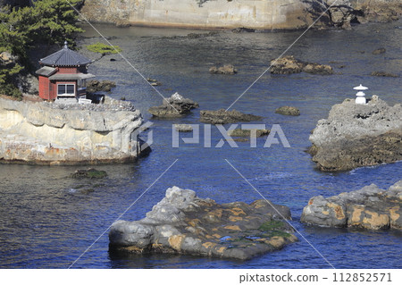 Rokkakudo, the symbol of Izura, Kitaibaraki City, Ibaraki Prefecture, stands quietly on the scenic and calm deep blue coastline of Ibaraki Prefecture. Rokkakudo, the symbol of Izura, Kitaibaraki City, Ibaraki Prefecture, stands quietly on the scenic and calm deep blue coastline of Ibaraki Prefecture. 112852571