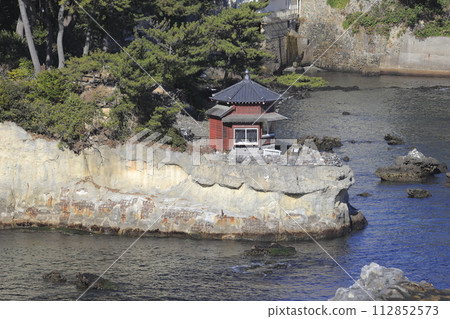 茨城縣北茨城市五浦市的象徵-六角堂,靜靜地矗立在茨城縣風景優美、風平浪靜的深藍色海岸線上。 茨城縣北茨城市五浦市的象徵-六角堂,靜靜地矗立在茨城縣風景優美、風平浪靜的深藍色海岸線上。 112852573