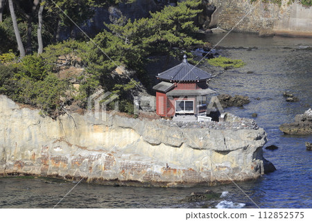 茨城縣北茨城市五浦市的象徵－六角堂，靜靜地矗立在茨城縣風景優美、風平浪靜的深藍色海岸線上。 112852575