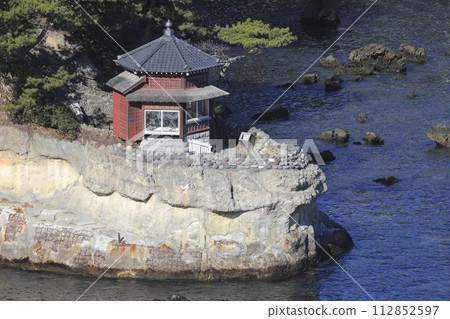 茨城縣北茨城市五浦市的象徵－六角堂，靜靜地矗立在茨城縣風景優美、風平浪靜的深藍色海岸線上。 112852597