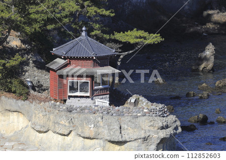茨城縣北茨城市五浦市的象徵-六角堂,靜靜地矗立在茨城縣風景優美、風平浪靜的深藍色海岸線上。 茨城縣北茨城市五浦市的象徵-六角堂,靜靜地矗立在茨城縣風景優美、風平浪靜的深藍色海岸線上。 112852603