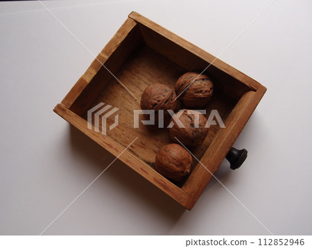 抽屜裡的核桃 抽屜裡的核桃 112852946