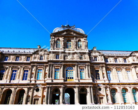 藍天與羅浮宮博物館 112853163