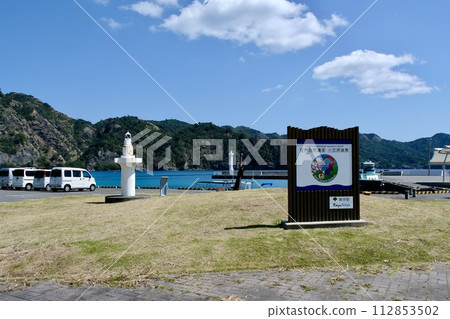 [Ogasawara] Scenery with a blue lighthouse 112853502