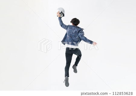 一個戴著頭盔跳躍的男人 一個戴著頭盔跳躍的男人 112853628