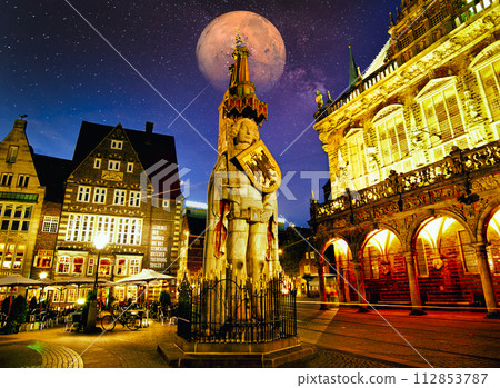 Full moon over Market Square in Bremen Full moon over Market Square in Bremen 112853787
