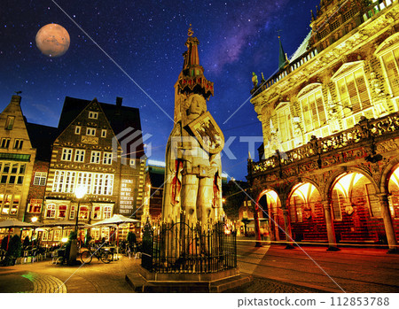 Full moon over Market Square in Bremen 112853788
