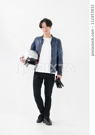 帶頭盔的男騎手 112853832