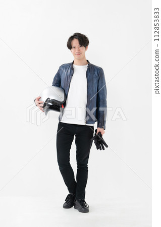 帶頭盔的男騎手 帶頭盔的男騎手 112853833