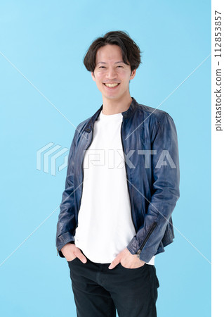 Men in casual clothing Men in casual clothing 112853857