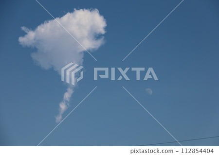 白雲和月亮漂浮在藍天 白雲和月亮漂浮在藍天 112854404