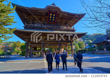 View of Kenchoji Temple Sanmon (Sanmon) through tourists in autumn in Kamakura City, Kanagawa Prefecture 112854741
