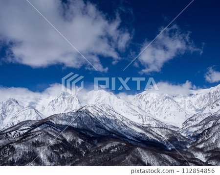 Clear skies and snow in the Northern Alps, Hakuba Village, Nagano Prefecture 112854856