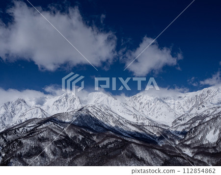 Clear skies and snow in the Northern Alps, Hakuba Village, Nagano Prefecture 112854862