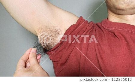日本男人摸腋毛 112855013