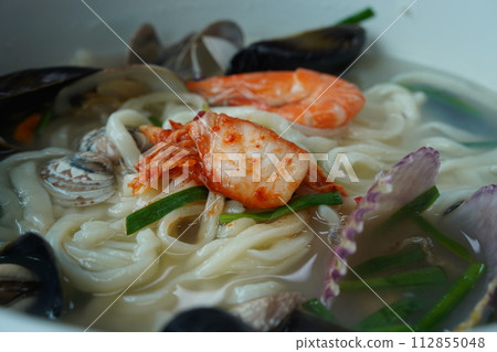 Kalguksu with seafood is made by boiling thin noodles with seafood, such as shrimp, octopus, and clam, in a baby clam broth. 112855048