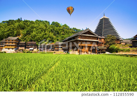 漂浮在薩內岩西鼓樓上方的氣球 112855590