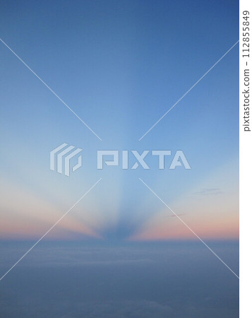 Sunset into a sea of clouds 112855849