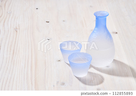 透明的清酒瓶和可讓光線穿透的choko口 透明的清酒瓶和可讓光線穿透的choko口 112855893