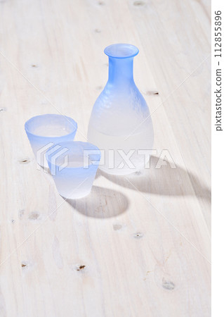 透明的清酒瓶和可讓光線穿透的choko口 透明的清酒瓶和可讓光線穿透的choko口 112855896