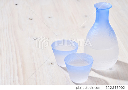 Transparent sake bottle and choko mouth that allows light to shine through 112855902