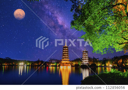 Beautiful night view of Guilin's Cedar Lake 112856056