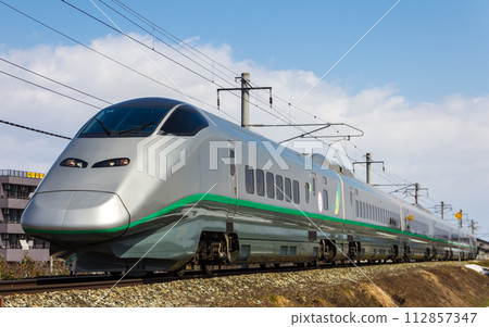 山形新幹線E3系列在山形縣的常規線路路段運行 112857347