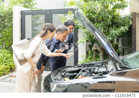 dealer couple car dealer couple car 112858475