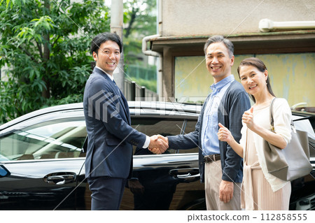 經銷商夫婦汽車握手 112858555